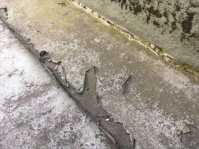 防水層が剥がれ下地が露出